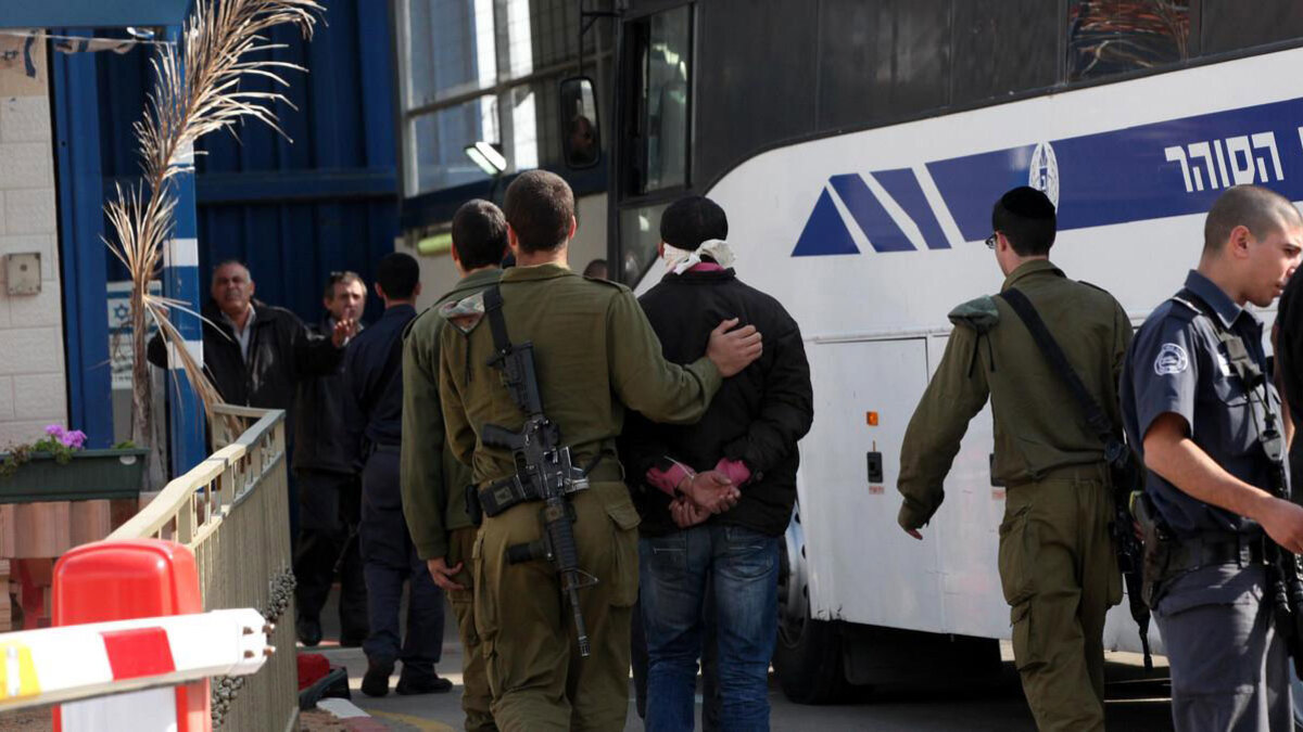 إسرائيل تسعى لشرعنة "التفتيش العاري" للأسرى الفلسطينيين بالقوة
