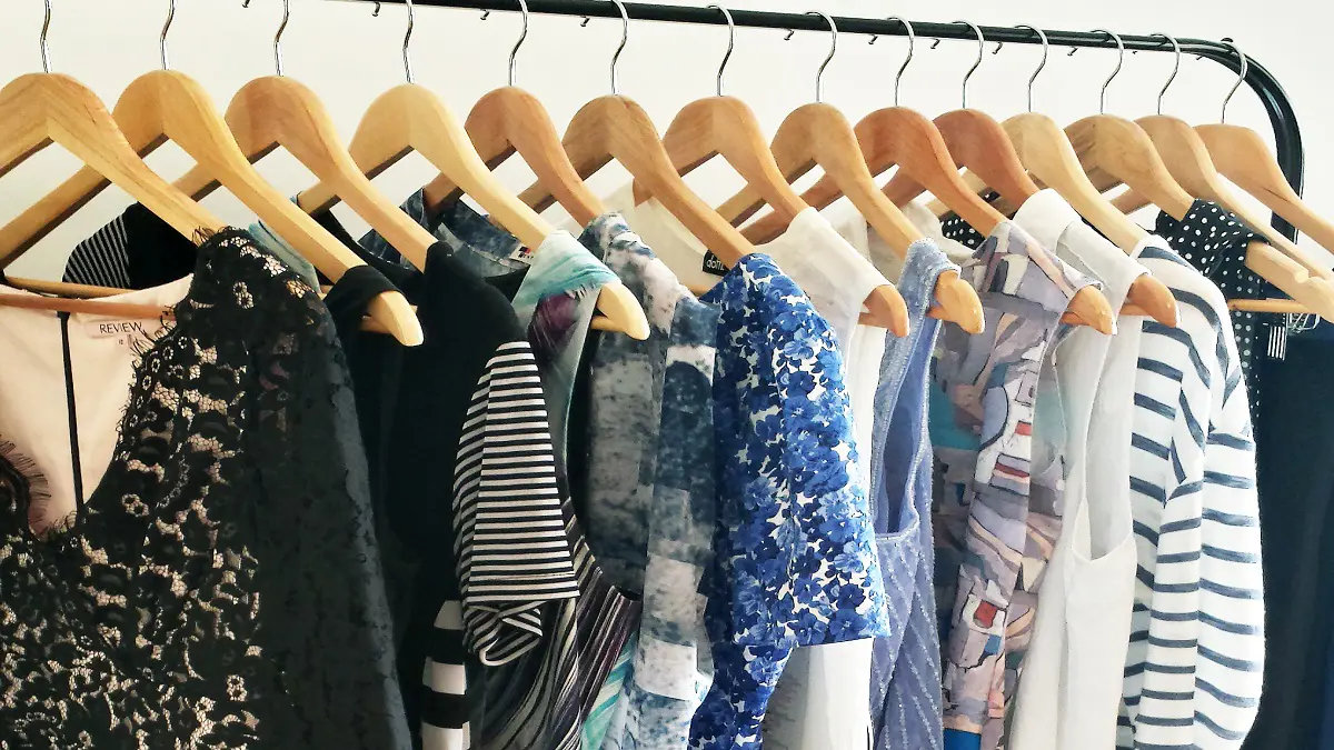 رجل يرتدي ملابس غريبة من الأدوات المنزلية (صور وفيديو)