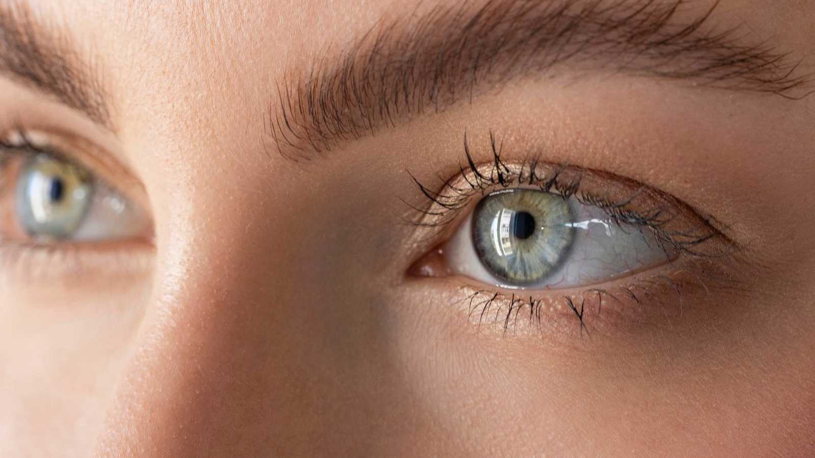 ماذا يحدث إذا توقفت عن الرمش لدقيقة؟