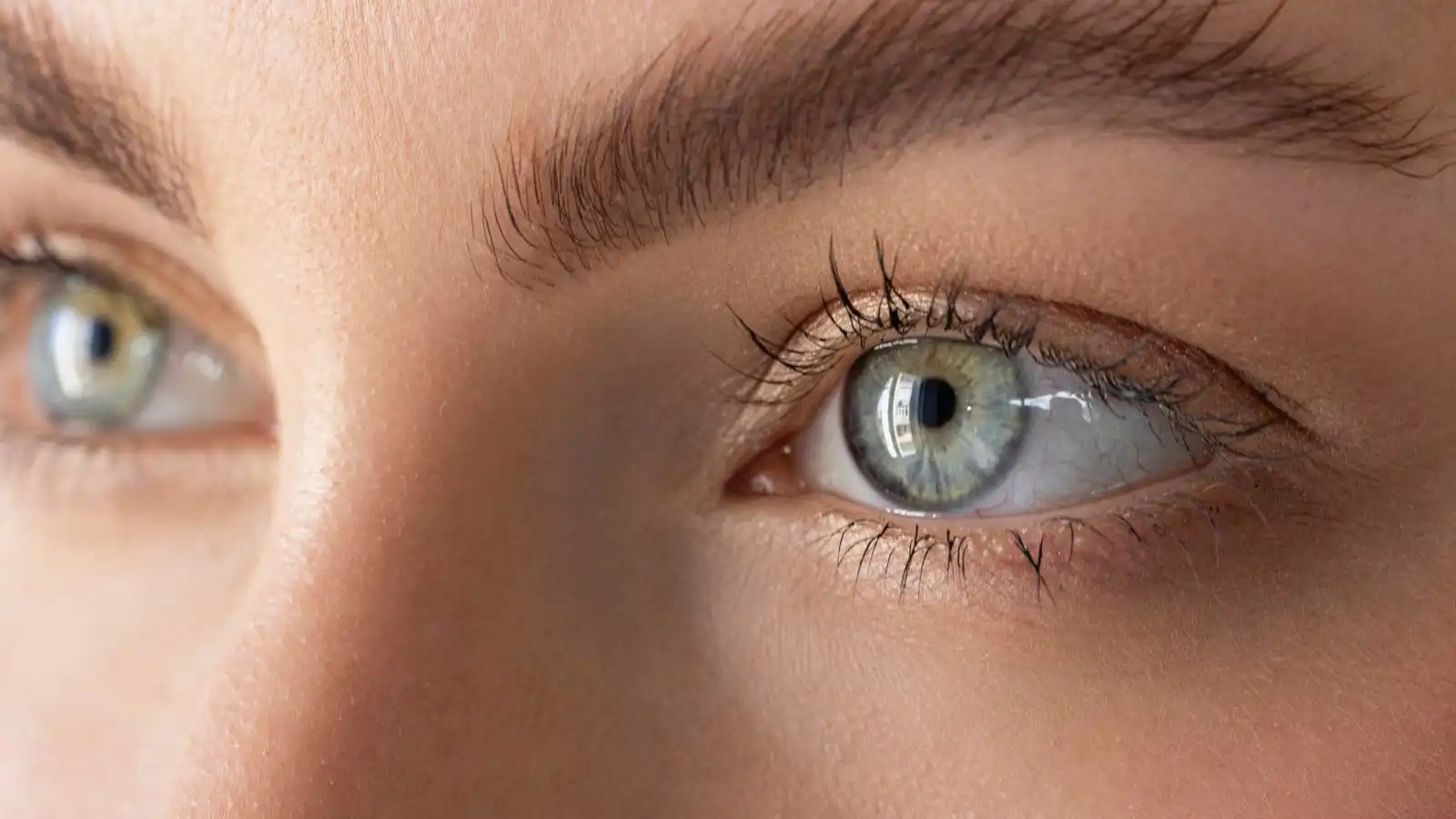 ماذا يحدث إذا توقفت عن الرمش لدقيقة؟