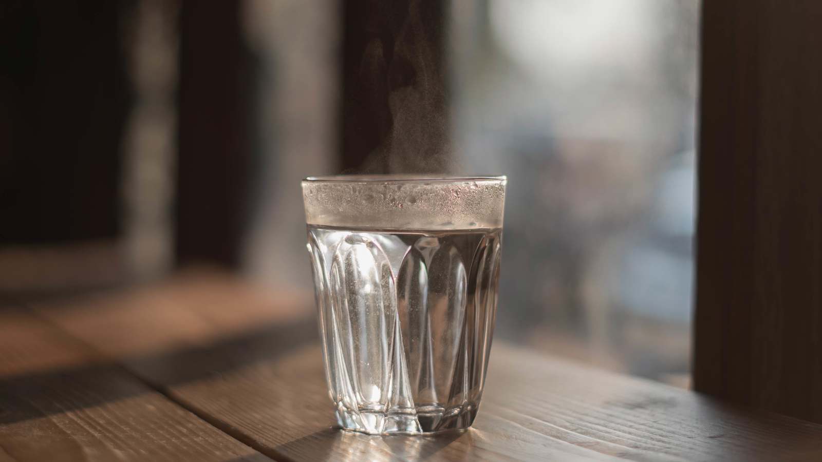 فوائد "غير متوقعة" لشرب الماء الساخن في الصيف