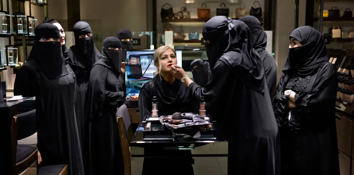 هل أنصفت قرارات التأنيث المرأة السعودية وأعطتها كامل حقوقها في العمل؟