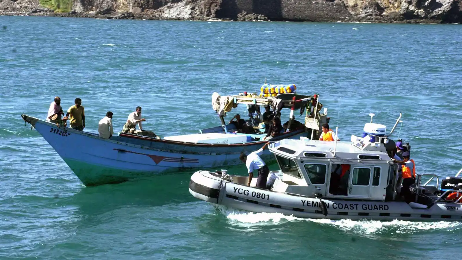 اليمن.. إحباط تهريب شحنة كبيرة من المخدرات قبالة باب المندب (صور)