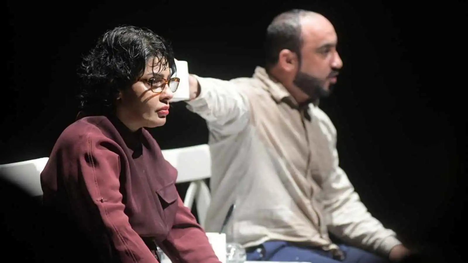 "قهوة ساخنة".. مسرحية بحرينية تغوص في أسرار الإنسان الداخلية (صور)