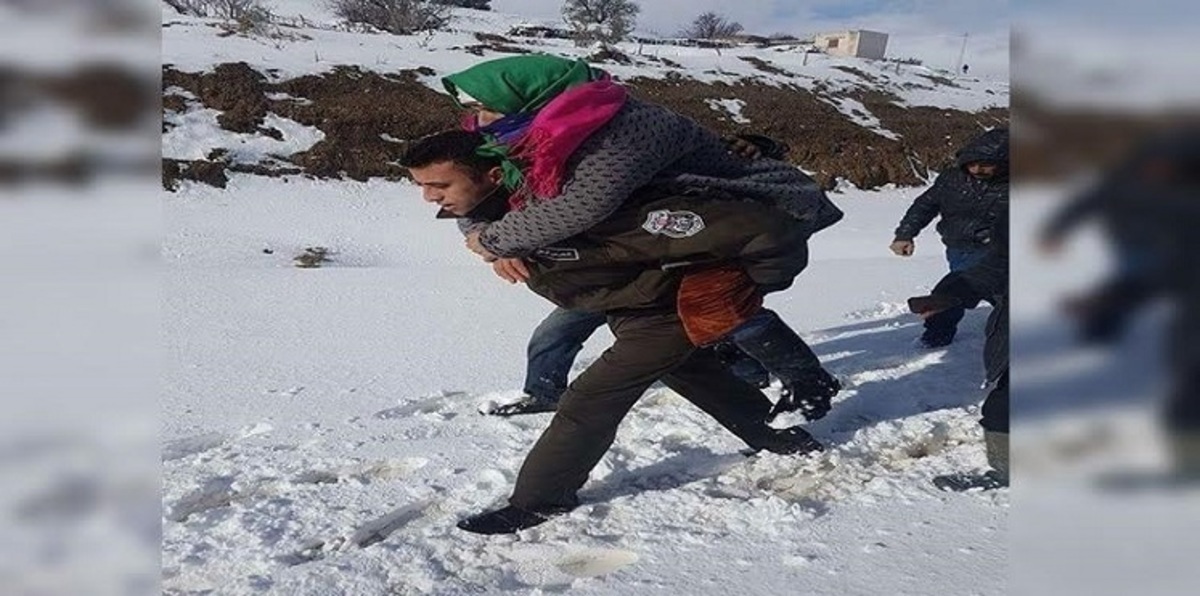 صور لرجل أمن تونسي يحمل عجوزًا بين الثلوج على ظهره تثير الجدل والاستحسان
