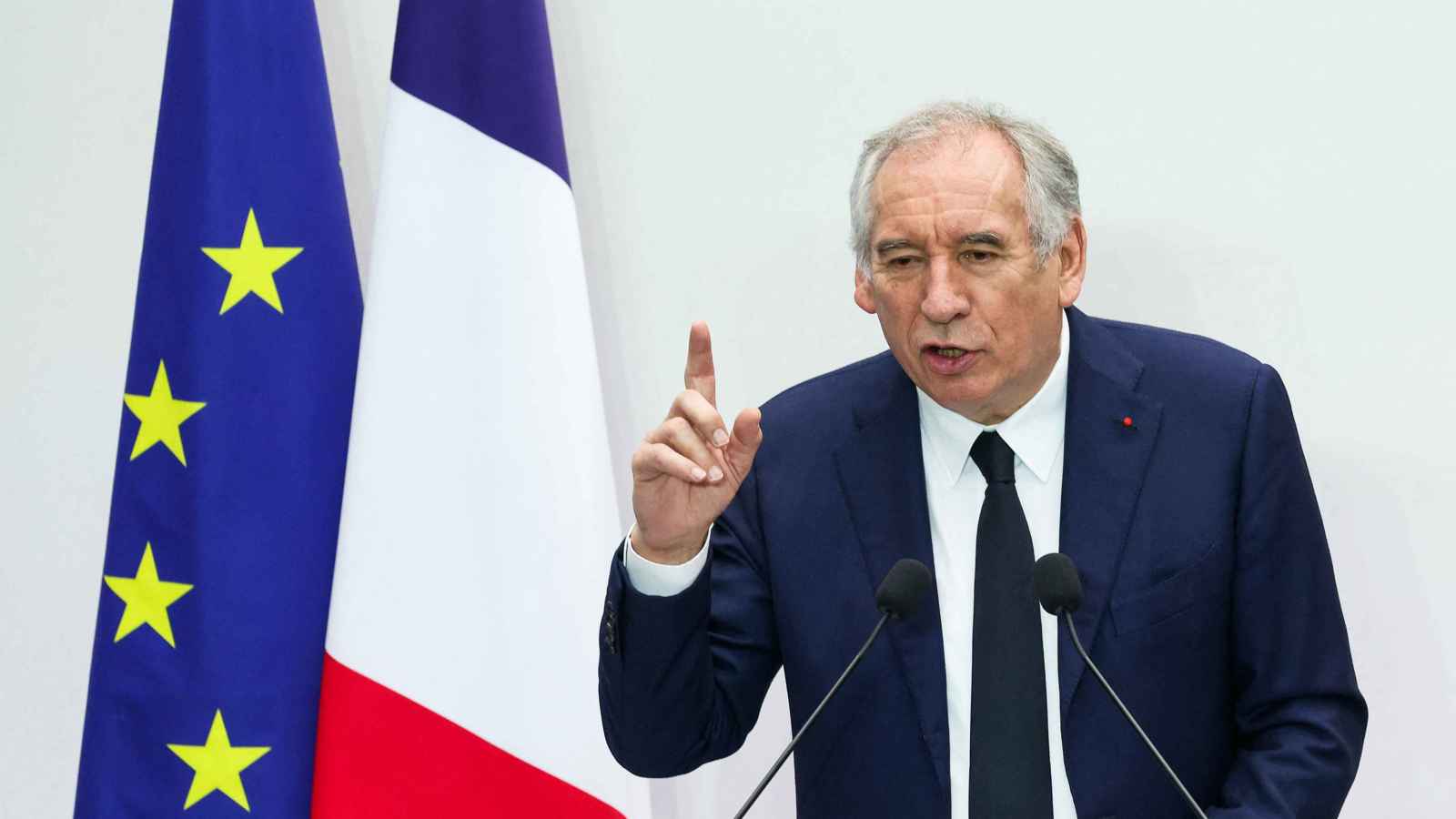 بايرو أمام قرار "محفوف بالمخاطر" يهدد مسيرته السياسية في فرنسا