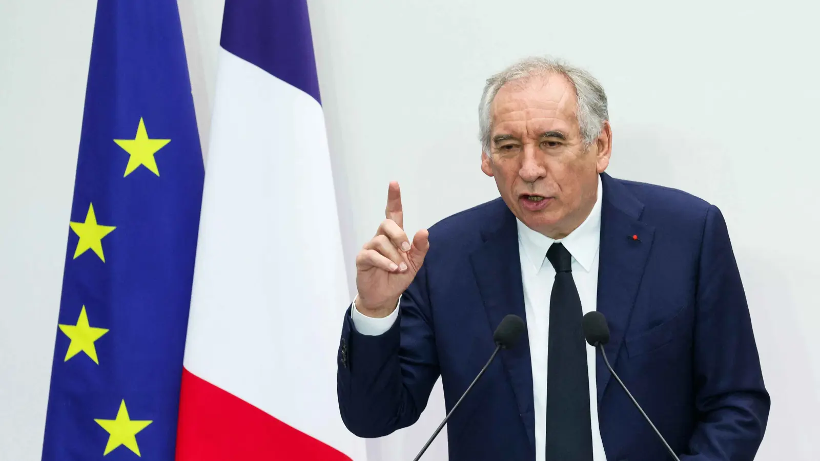 بايرو أمام قرار "محفوف بالمخاطر" يهدد مسيرته السياسية في فرنسا