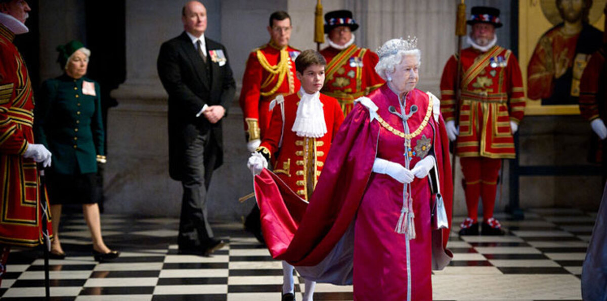 "إتيكيت" الحكم في بريطانيا.. 11 قاعدة لا يمكن حتى للملكة مخالفتها (صور)