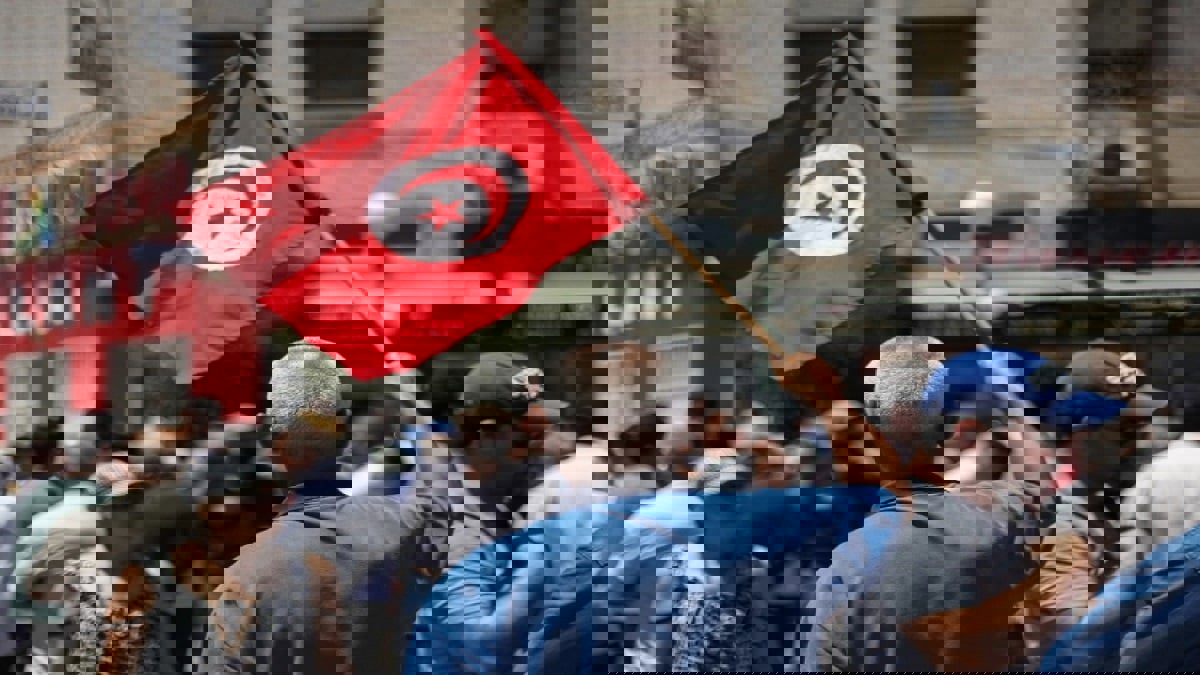تحذيرات من اضطرابات في تونس إثر تسريب وثيقة حكومية عن رفع الدعم وتسريح موظفين