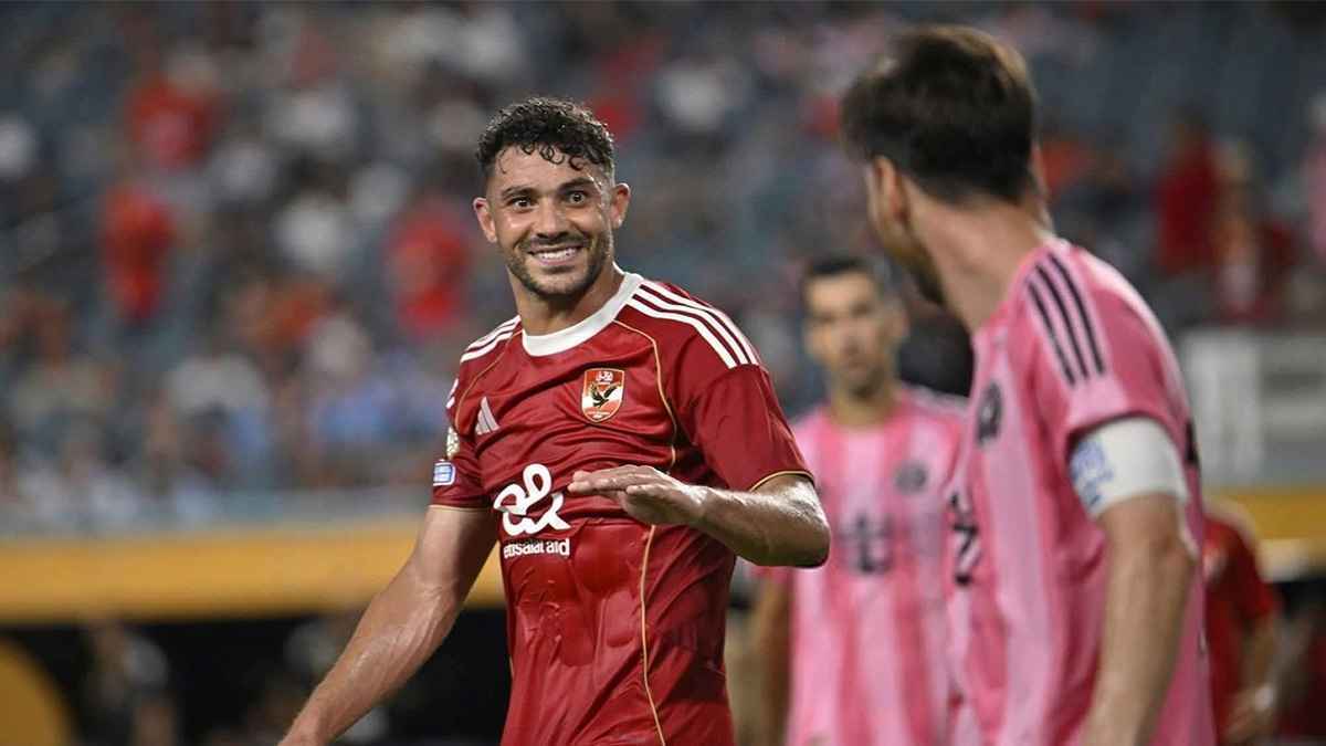 "أنت مين عشان تقول لميسي يا قصير؟".. عمرو أديب يشن هجوما على لاعب الأهلي (فيديو)