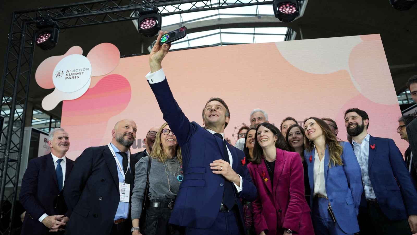 4 مفارقات في قمة باريس للذكاء الاصطناعي