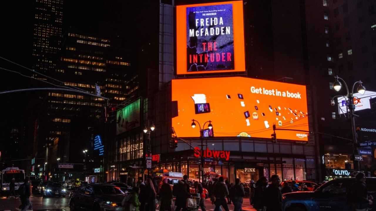 سباق سينمائي.. أبل تفوز بحقوق تحويل "المعلمة" إلى فيلم روائي