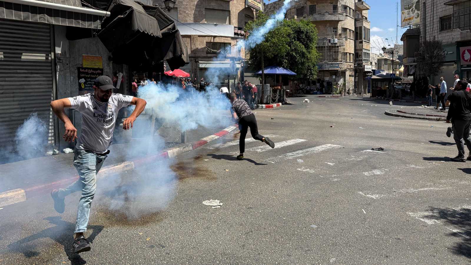 داهم مؤسسات مصرفية.. الجيش الإسرائيلي يقتحم رام الله وبلدات في الضفة (فيديو)