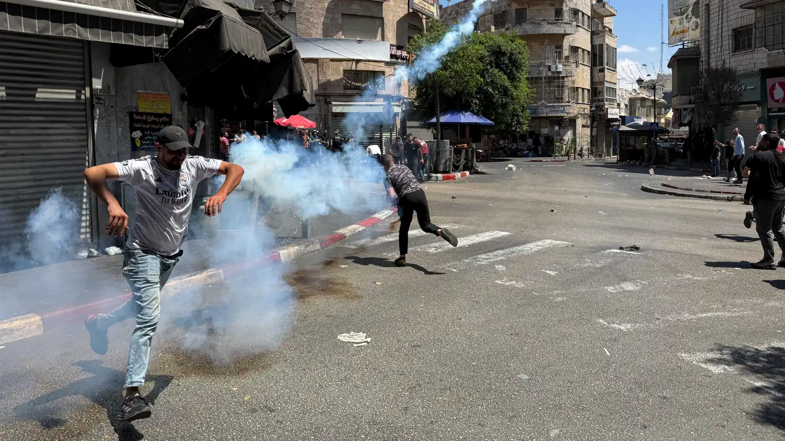 داهم مؤسسات مصرفية.. الجيش الإسرائيلي يقتحم رام الله وبلدات في الضفة (فيديو)