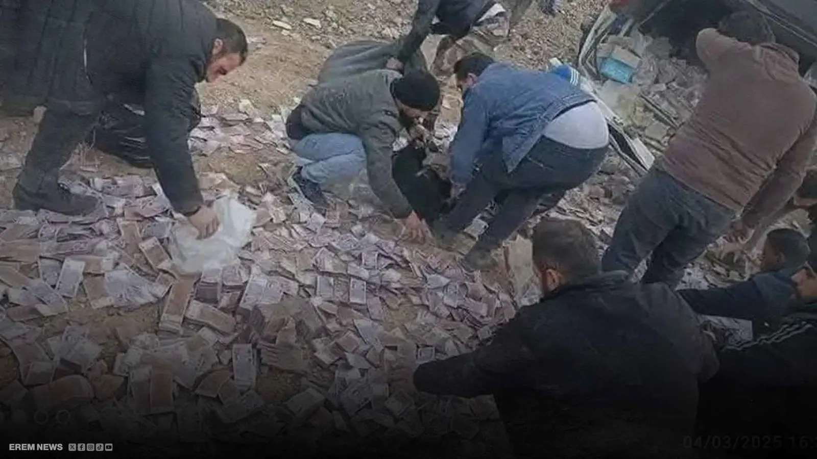 عاصفة من الأموال.. ملايين الليرات السورية تتطاير في حادث