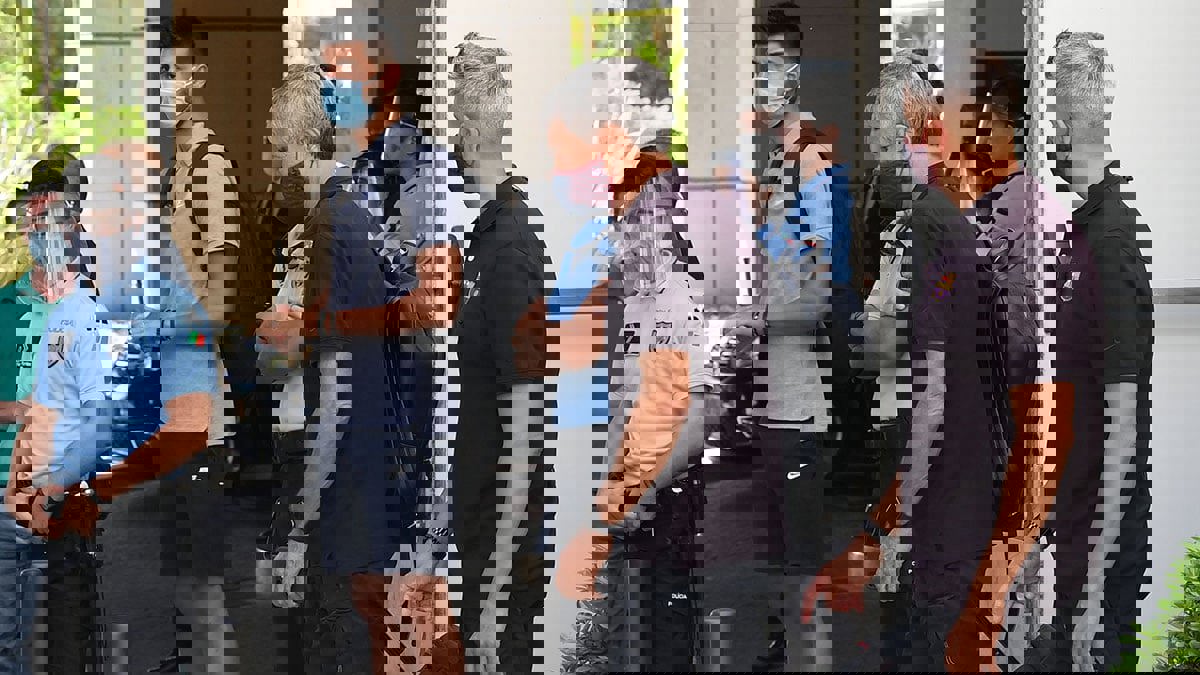 "ارحلوا يا مرتزقة".. جمهور نادي برشلونة يستقبل اللاعبين بلافتات غاضبة (فيديو)