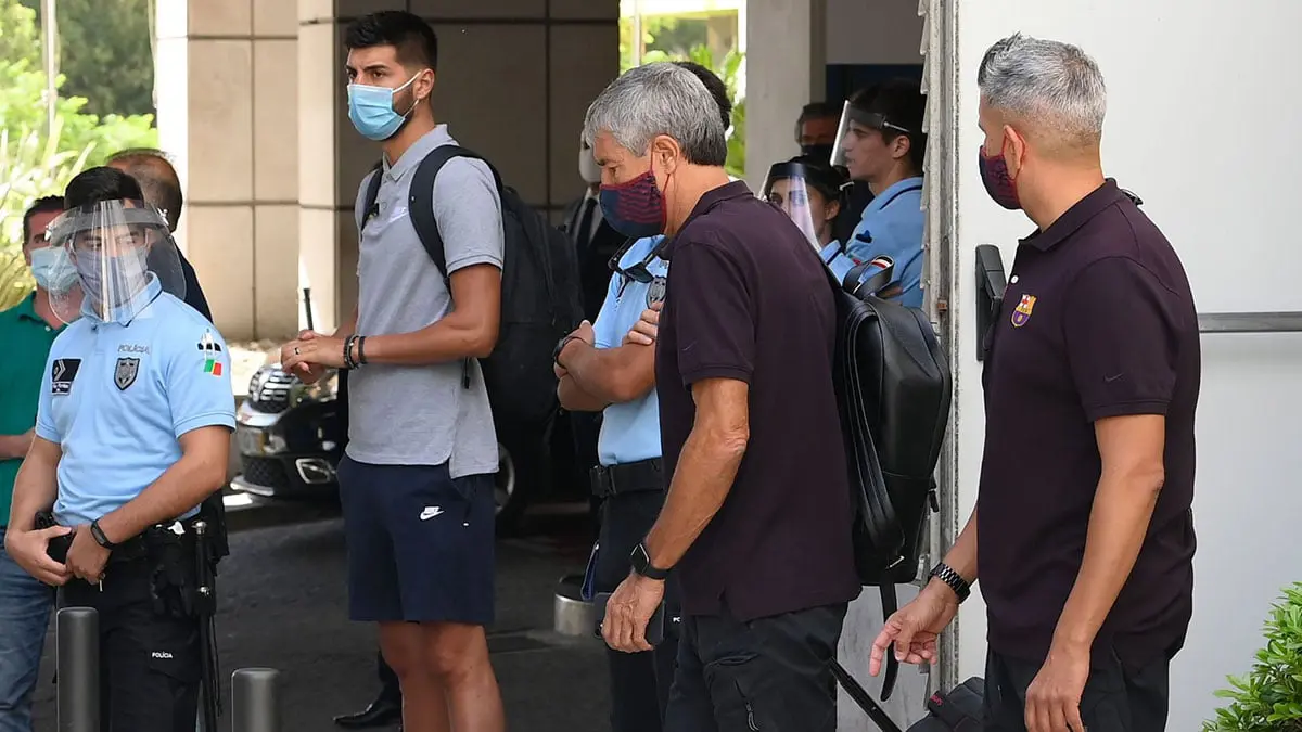 "ارحلوا يا مرتزقة".. جمهور نادي برشلونة يستقبل اللاعبين بلافتات غاضبة (فيديو)