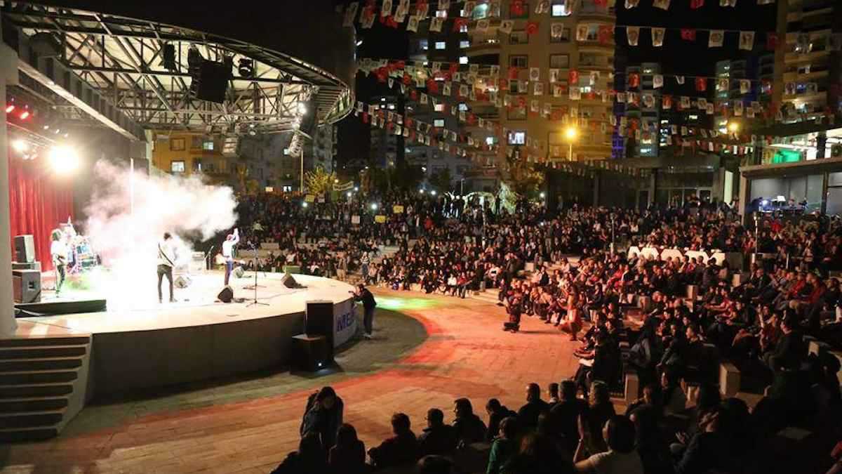 إلقاء شاب من سطح مبنى صعد إليه لمشاهدة حفل موسيقي مجانا (فيديو)