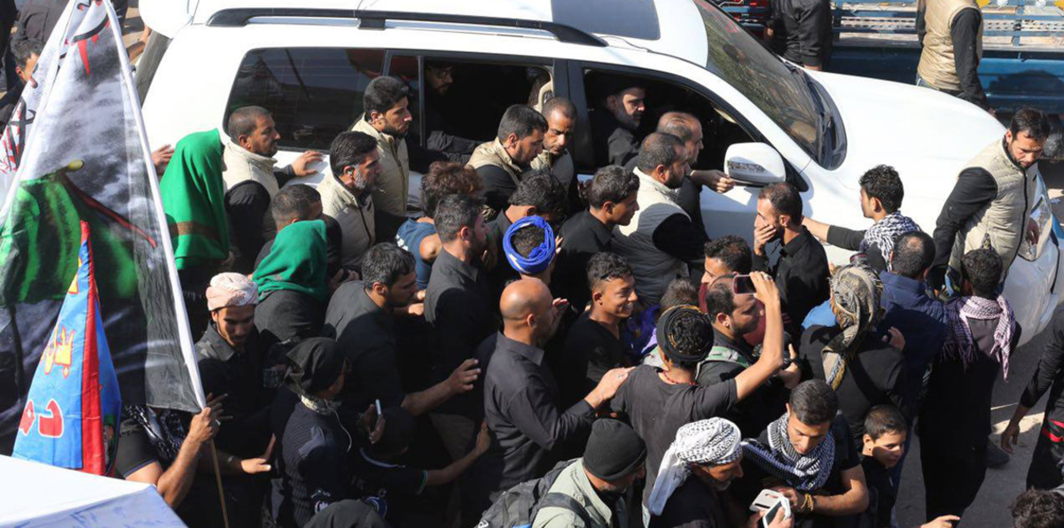 مقتدى الصدر يصل النجف قادمًا من السعودية.. فماذا فعل أتباعه؟ (فيديوغراف)