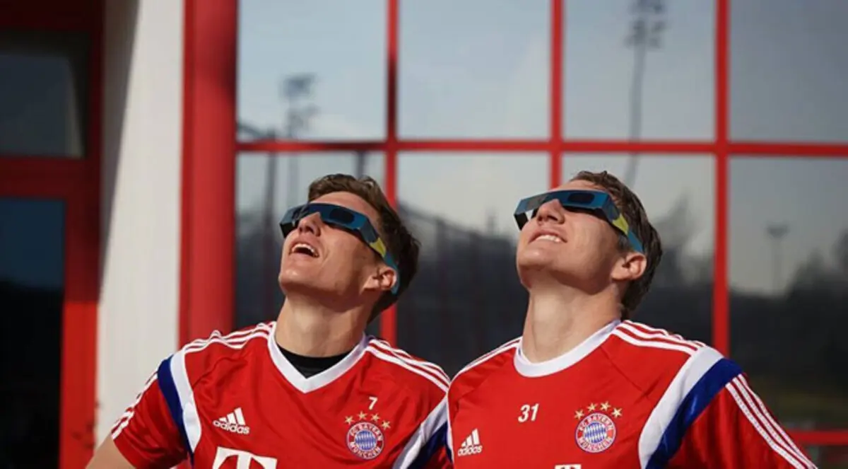 لاعبو البايرن ينشغلون عن قرعة الأبطال بمتابعة الكسوف (صور)