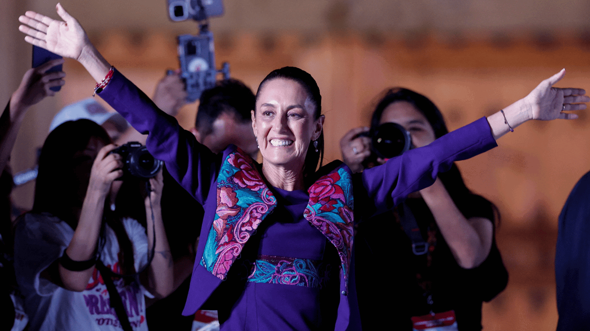 من هي "كلاوديا شينباوم" بطلة الحدث التاريخي في المكسيك؟