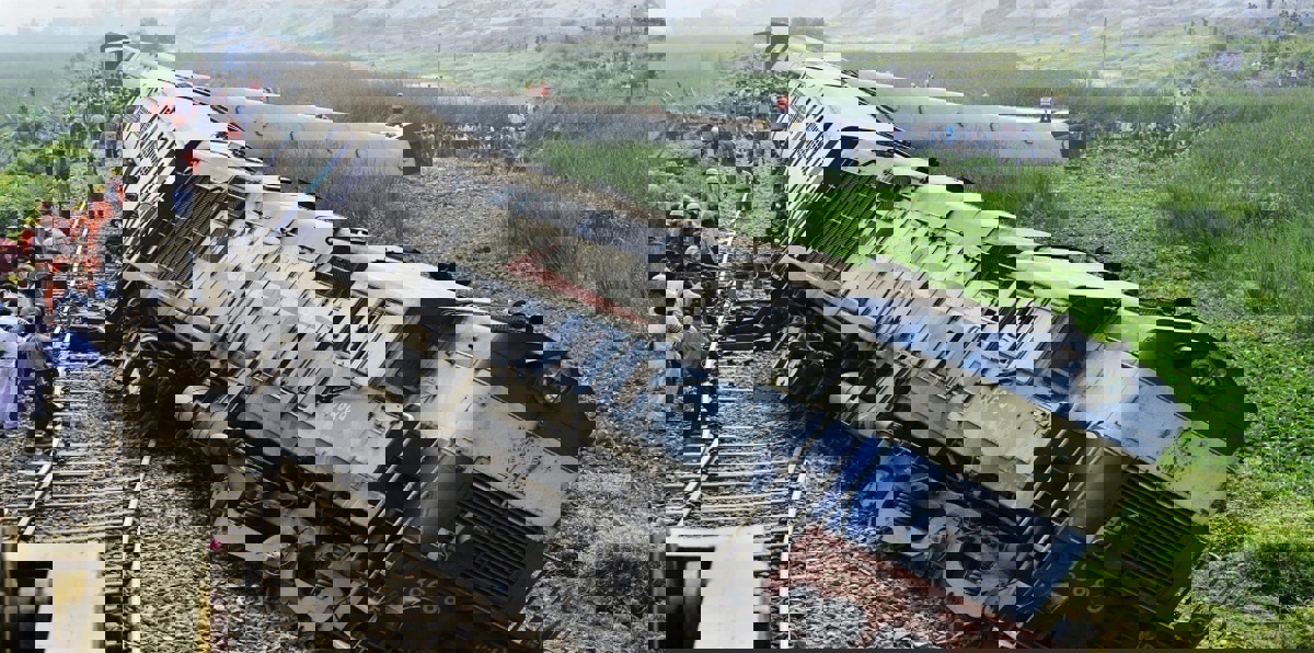 مقتل وإصابة العشرات في حادث قطار بالهند‎ (فيديو)