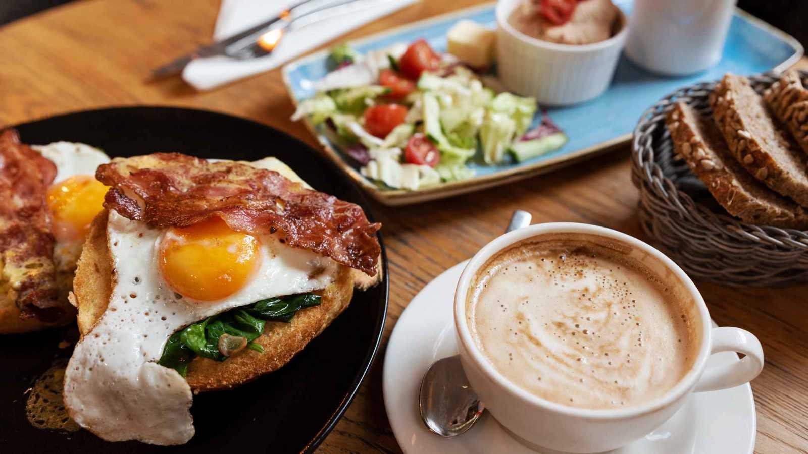 5 عادات صباحية قد تضر جسمك أكثر مما تفيدك