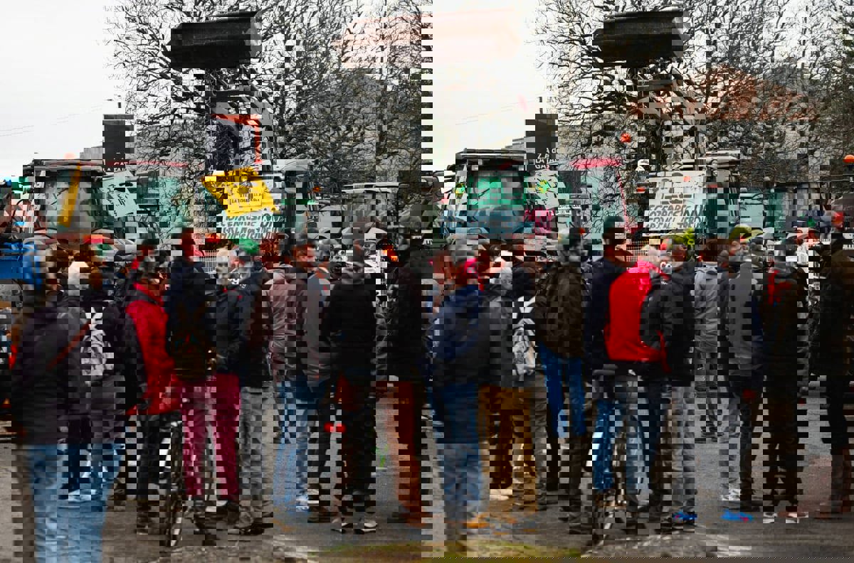 فرنسا.. المزارعون يتهمون ماكرون بـ "زرع" بذور العاصفة