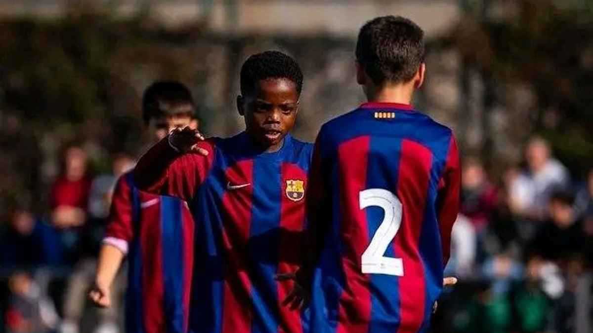 سجل 145 هدفاً وخطفته نايكي.. من هو ديستني كوسيسو "معجزة" برشلونة؟