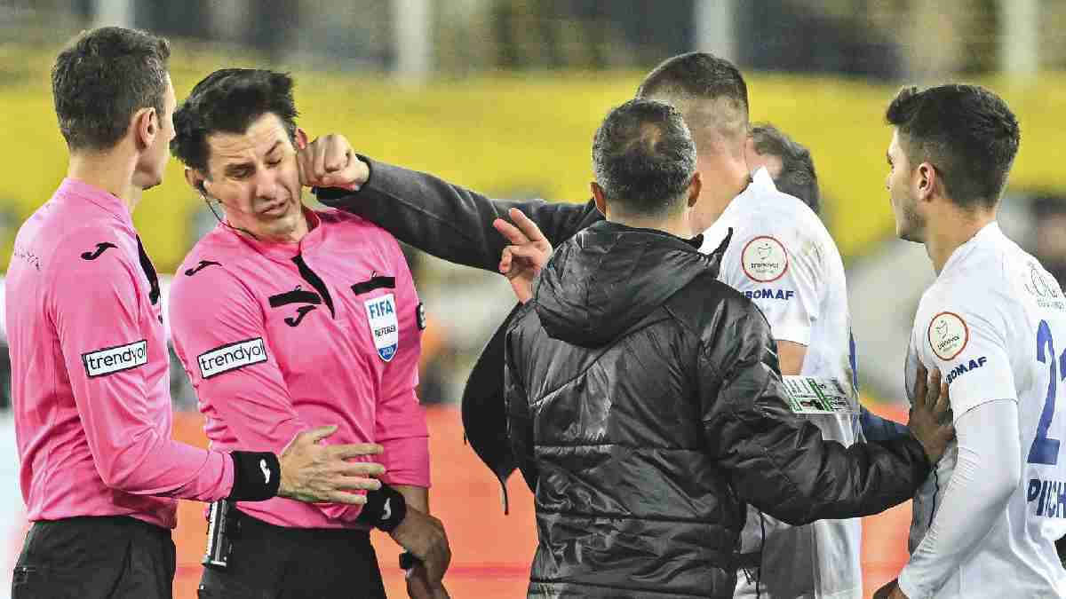 تلقى لكمة أسقطته أرضاً.. من هو خليل أوموت حكم مباراة الأهلي والزمالك؟