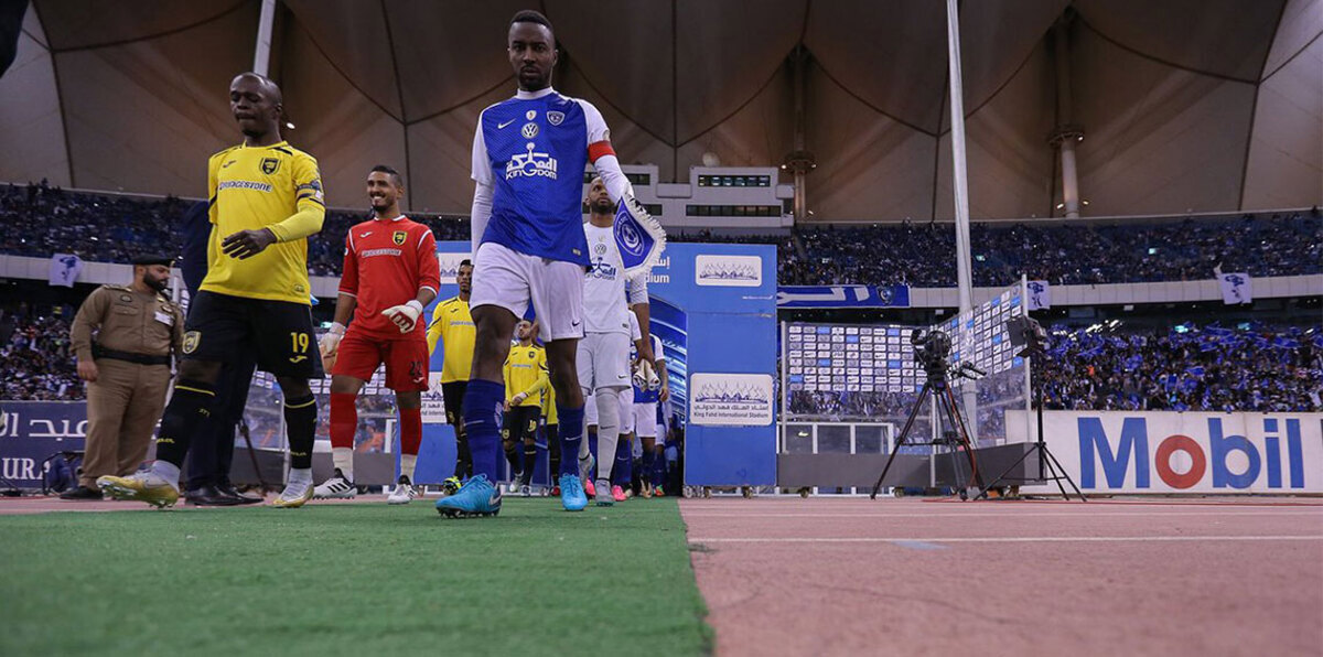 مباراة الهلال والاتحاد.. إصابة قوية لعمر خربين وجحفلي ينقذ مرمى الزعيم (فيديو)