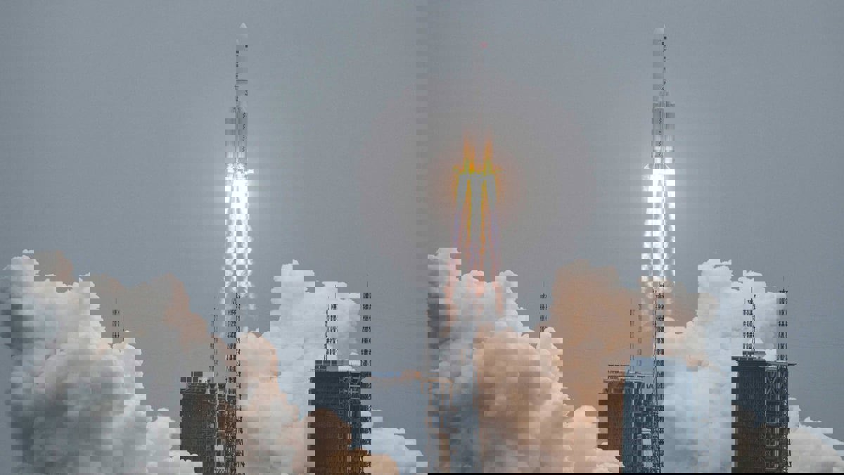 لحظة سقوط الصاروخ الصيني (فيديو)