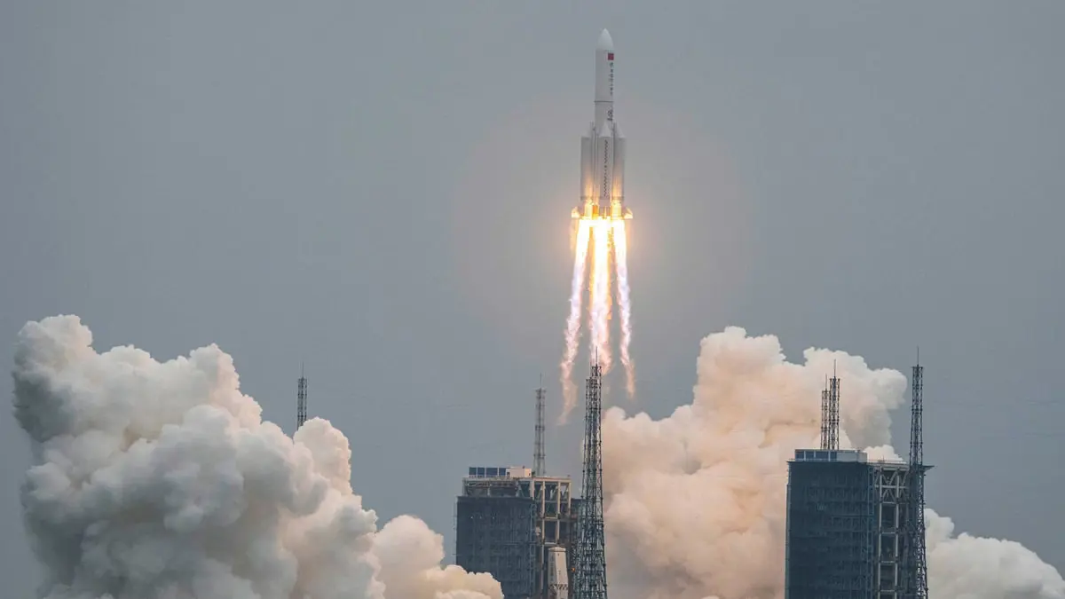 لحظة سقوط الصاروخ الصيني (فيديو)