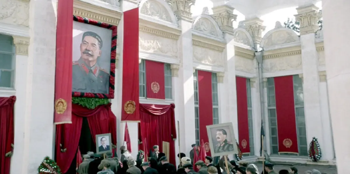 كوميديا "موت ستالين" تهز روسيا والكرملين يسارع لحظرها (فيديو)