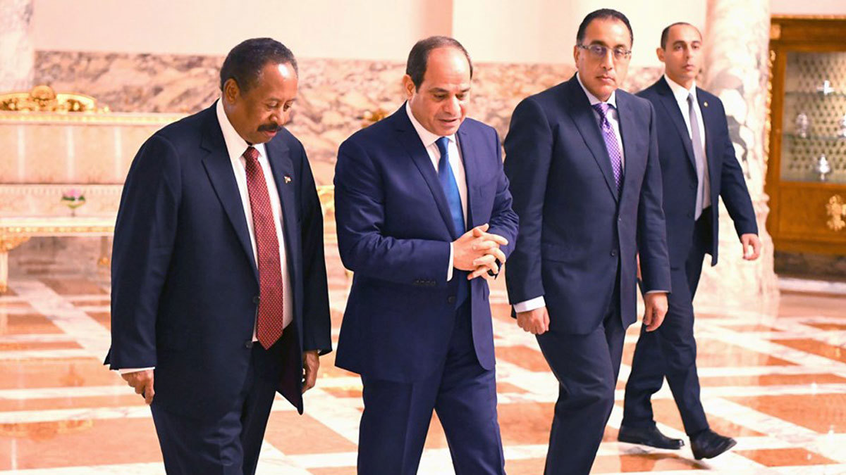 في أول زيارة لدولة عربية.. حمدوك يبحث في القاهرة تعزيز العلاقات‎