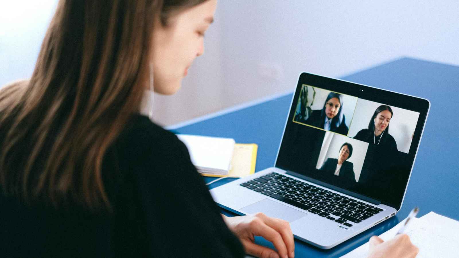 "إرهاق زووم".. كيف يؤثر عدم الرضا عن المظهر على اجتماعات الفيديو؟