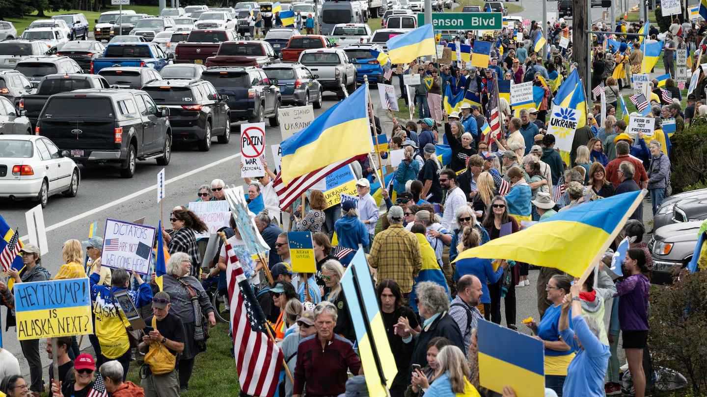 احتجاجات مؤيدة لأوكرانيا قبيل لقاء بوتين وترامب في ألاسكا (فيديو وصور)