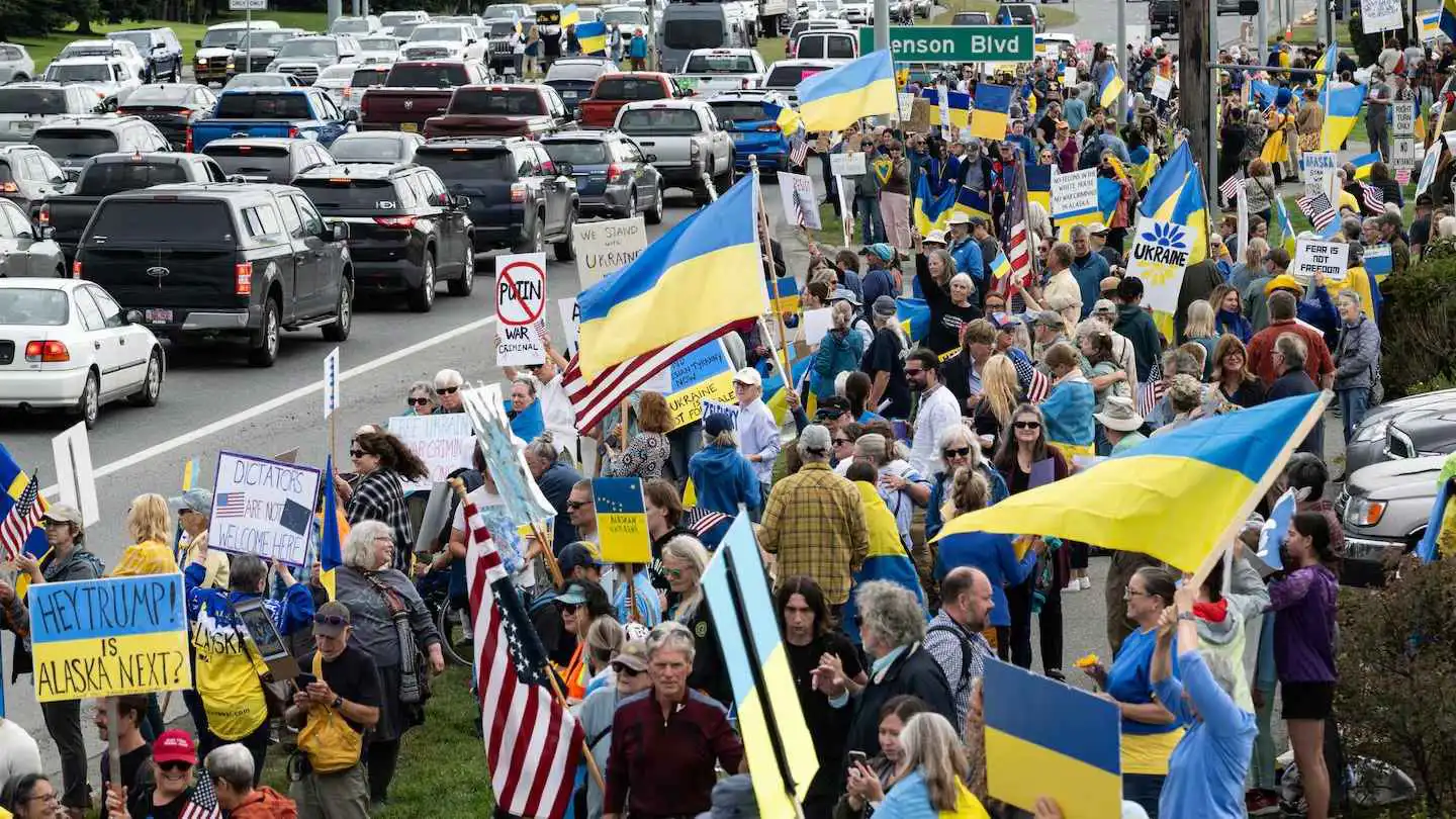احتجاجات مؤيدة لأوكرانيا قبيل لقاء بوتين وترامب في ألاسكا (فيديو وصور)