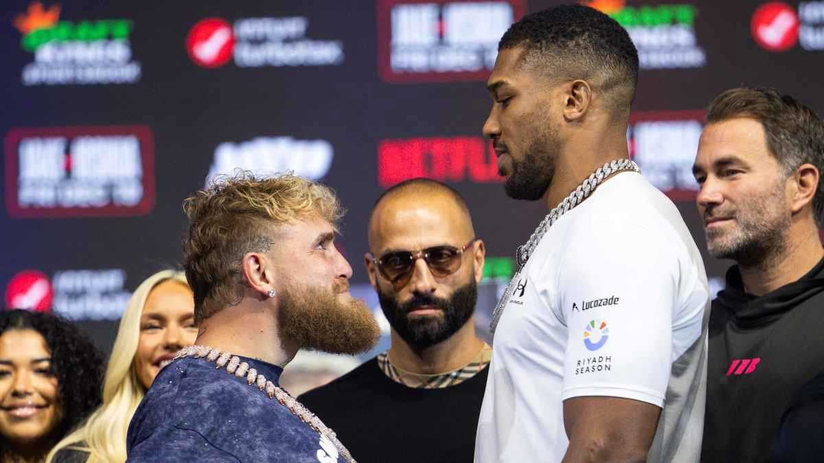 بنظرات غريبة.. جيك بول يستفز أنتوني جوشوا قبل نزالهما المرتقب (فيديو)