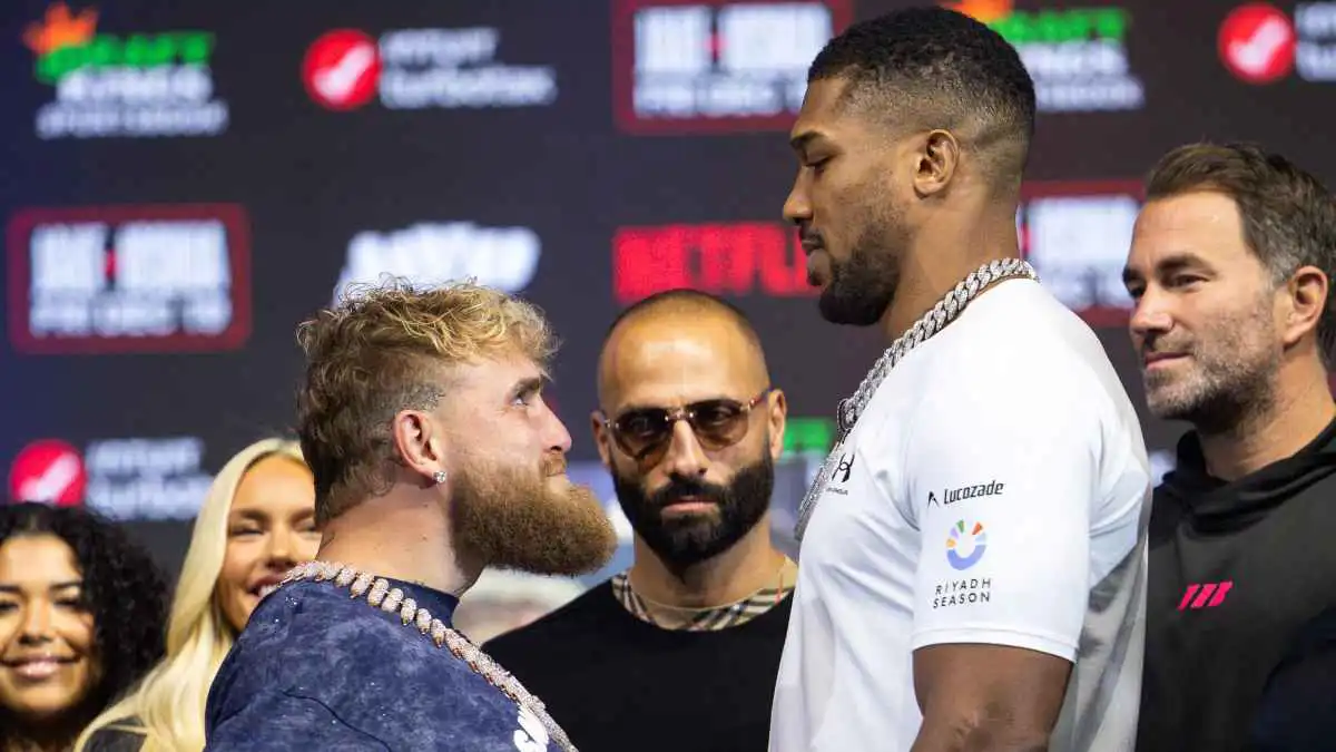 بنظرات غريبة.. جيك بول يستفز أنتوني جوشوا قبل نزالهما المرتقب (فيديو)