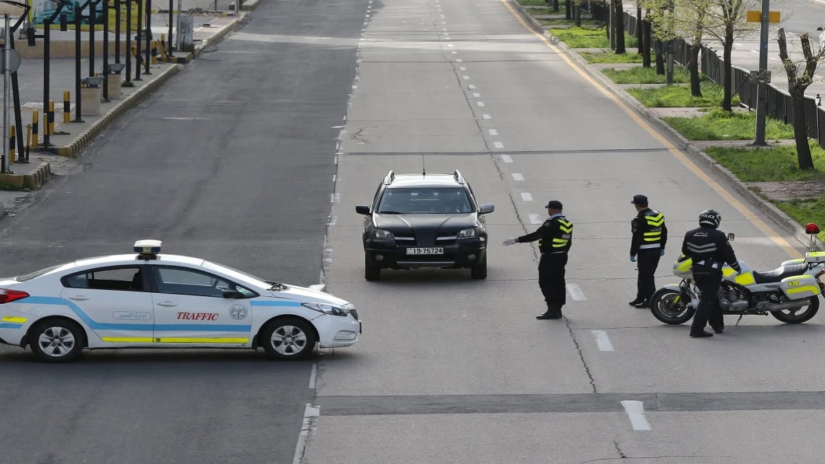الأردن.. اعتقال شابين خرقا حظر التجول وحاولا "الاستهزاء" بالشرطة (فيديو)