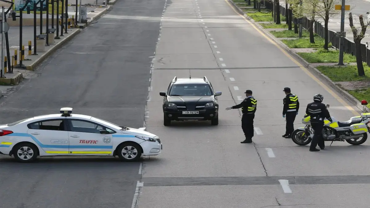 الأردن.. اعتقال شابين خرقا حظر التجول وحاولا "الاستهزاء" بالشرطة (فيديو)
