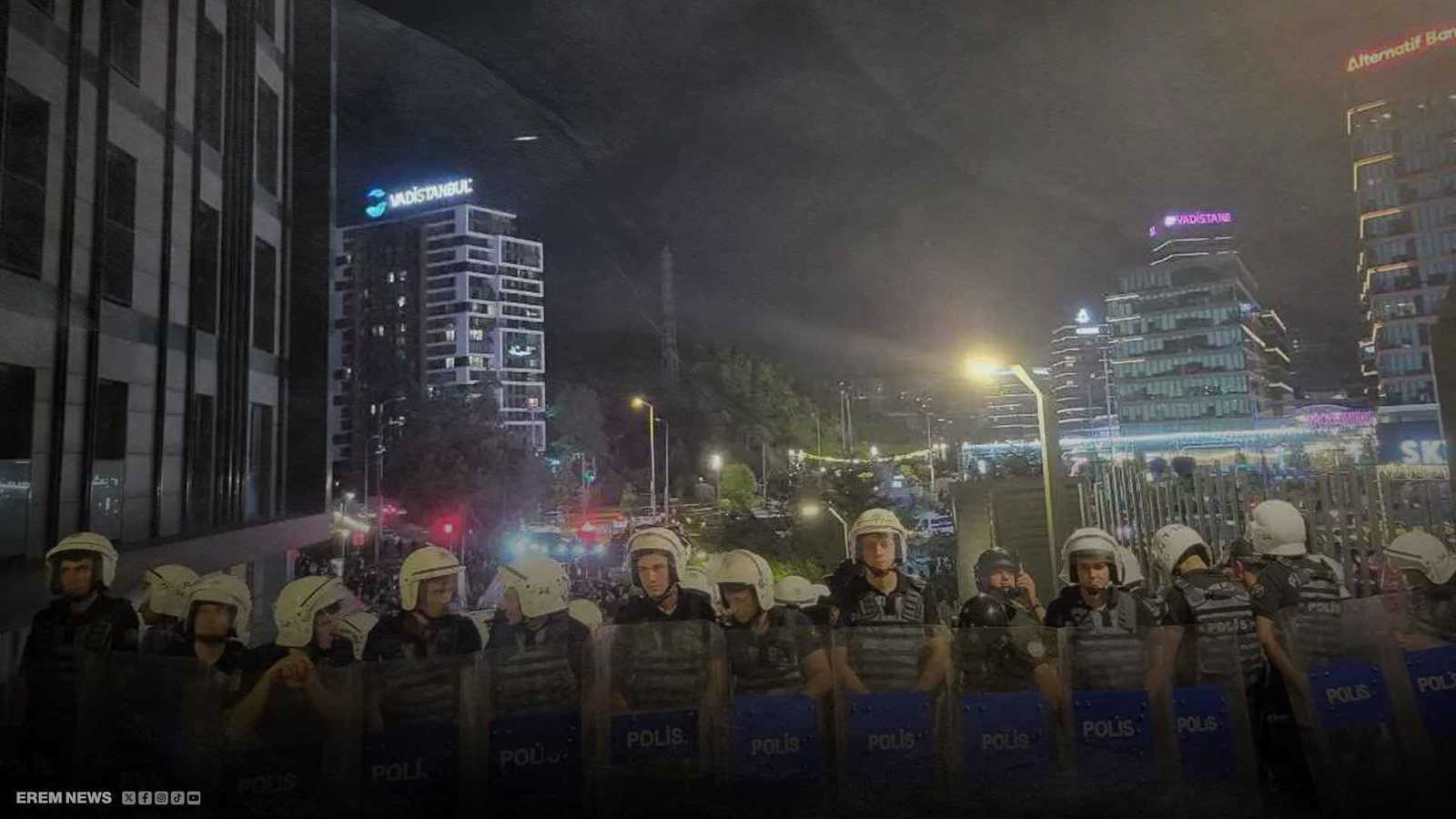 بعد اقتحام الشرطة حزب الشعب الجمهوري.. اشتباكات بين قوات الأمن ومتظاهرين في #إسطنبول 