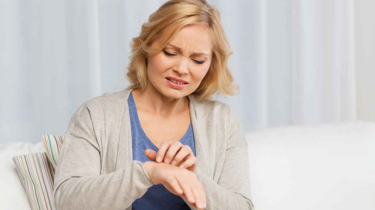 هل تشعرين أن نملًا يزحف على جلدك؟ قد تكون إشارة لـ "سنّ اليأس"