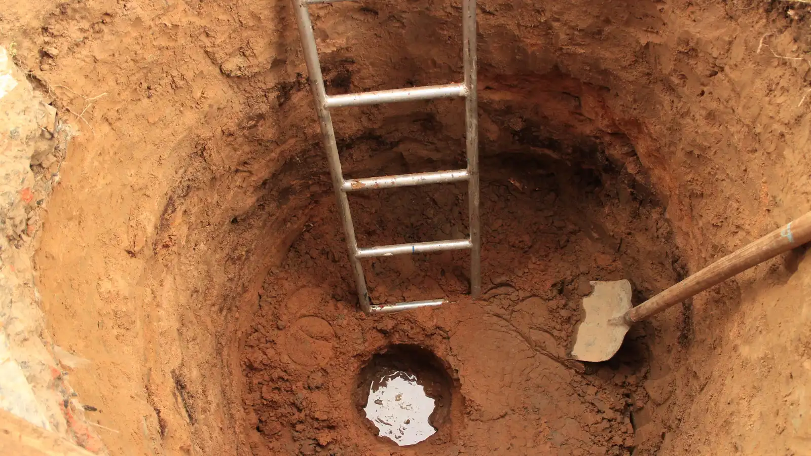 حفر بئر ماء يتسبب بقطع الكهرباء عن مدينة عراقية (صور)