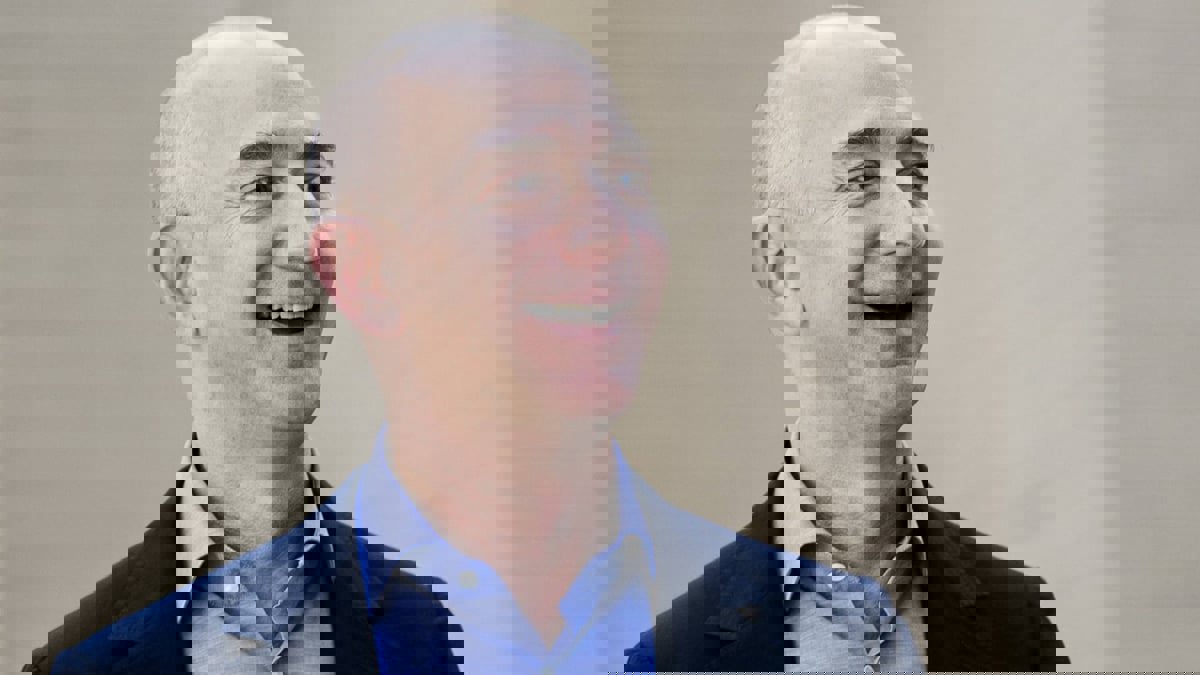 جيف بيزوس ينتقل من سياتل إلى ميامي بسبب والديه