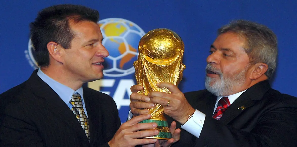 الرئيس البرازيلي السابق لولا داسيلفا يعمل محللًا رياضيًا من السجن