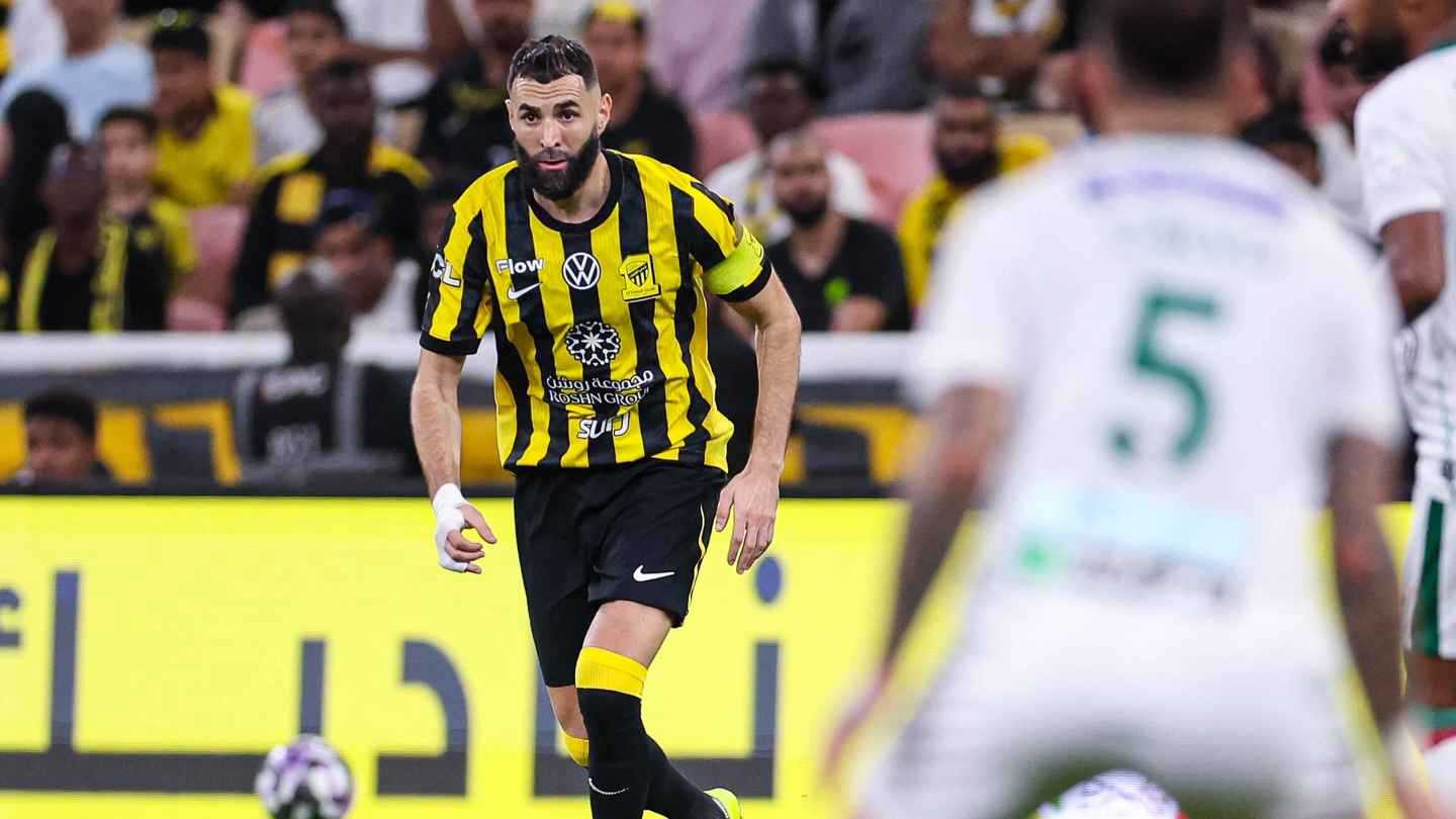 أزمة كبيرة.. بنزيما يرفض لعب مباراة الاتحاد والفتح 
