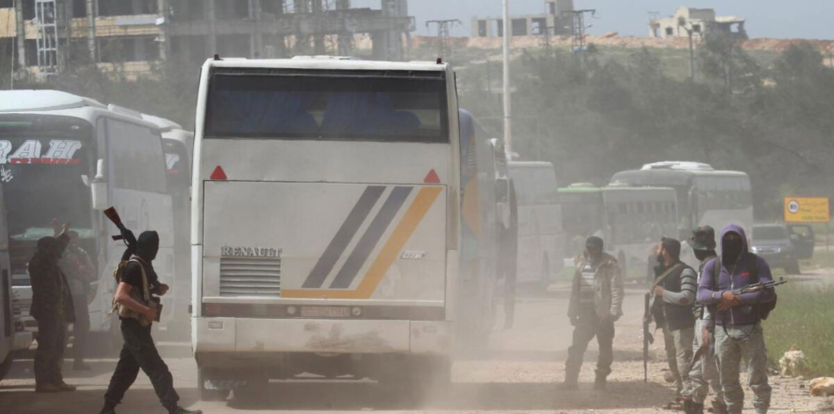 مسلحون يبدأون مغادرة مخيم اليرموك ويطلقون سراح رهائن