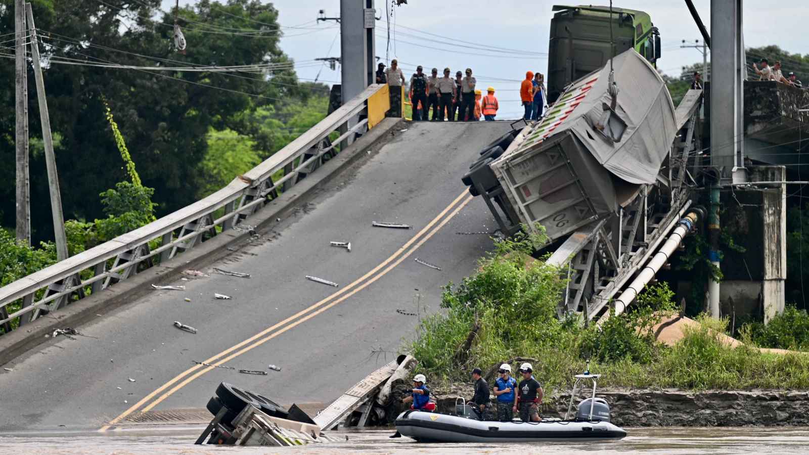 الإكوادور.. قتيل وجرحى ومفقودان في انهيار جسر معلّق